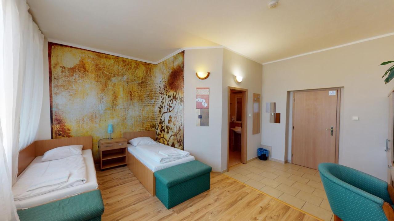 Hotel Hubert Nové Zámky Exterior foto