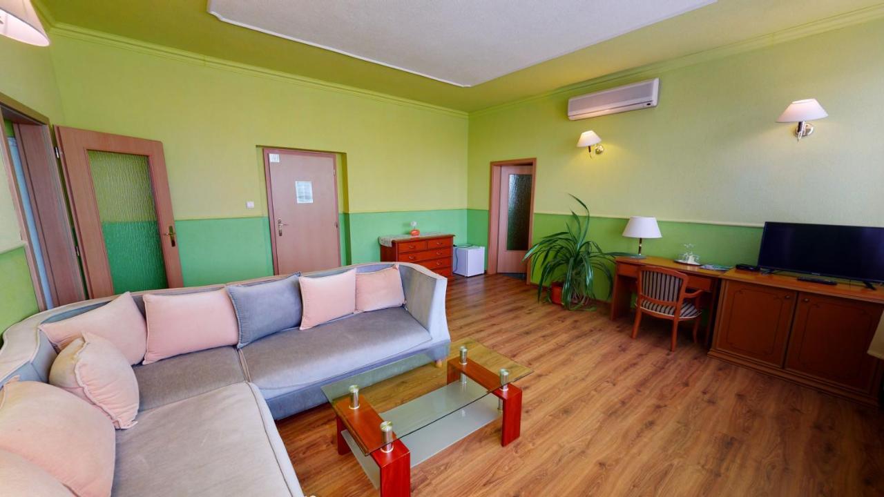 Hotel Hubert Nové Zámky Exterior foto