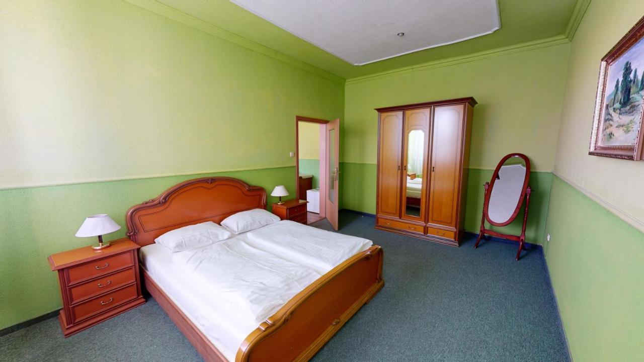 Hotel Hubert Nové Zámky Exterior foto
