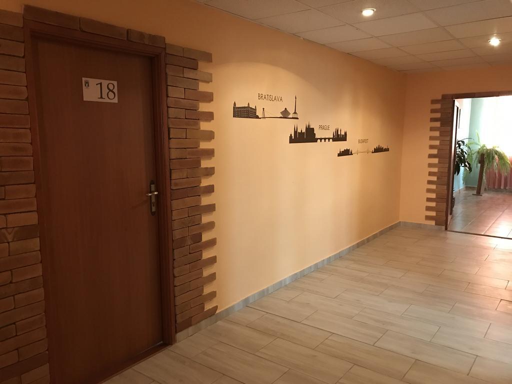 Hotel Hubert Nové Zámky Exterior foto